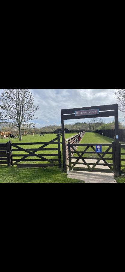 Tarka Holiday Park Ashford  Buitenkant foto