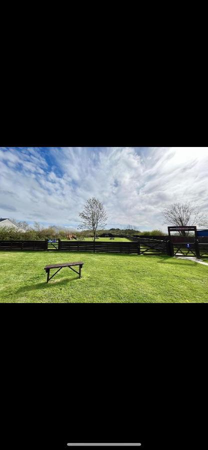 Tarka Holiday Park Ashford  Buitenkant foto